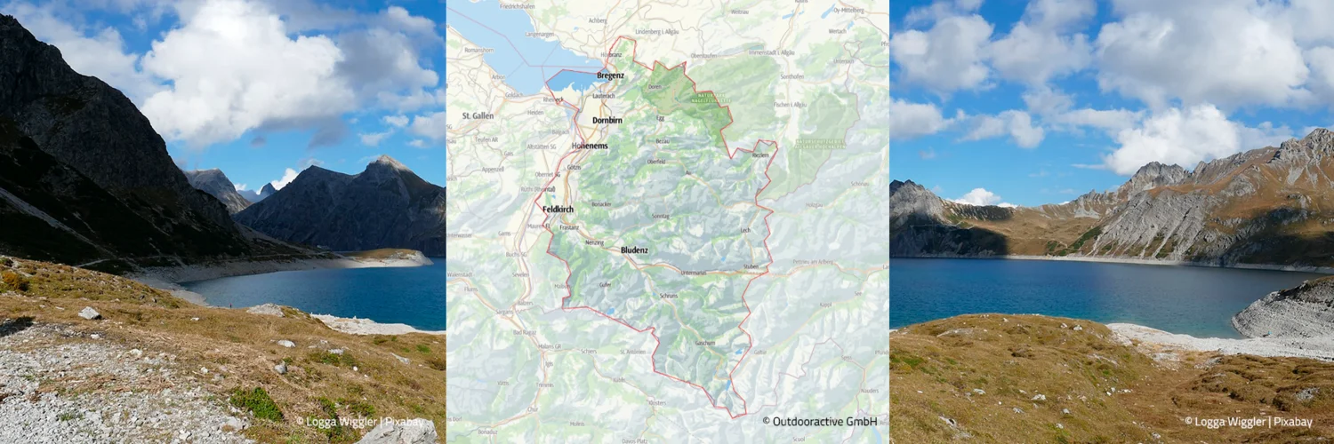 Panoramaaufnahme der sanften Hügellandschaft im Vorarlberg, Österreich, mit weitläufigen Weinfeldern unter einem strahlend blauen Himmel