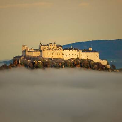 Die Festung Hohensalzburg ist das Wahrzeichen der Stadt Salzburg. Sie liegt auf einem Berg oberhalb der Stadt, dem Festungsberg, der sich nach Nordwesten in den Mönchsberg fortsetzt - Österreich