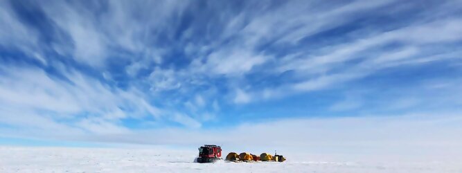 Trip Vorarlberg beliebtes Urlaubsziel – Antarktis - Null Bewohner, Millionen Pinguine und feste Dimensionen. Am südlichen Ende der Erde, wo die Sonne nur zwischen Frühjahr und Herbst über dem Horizont aufgeht, liegt der 7. Kontinent, die Antarktis. Riesig, bis auf ein paar Forscher unbewohnt und ohne offiziellen Besitzer. Eine Welt, die überrascht, bevor Sie sie sehen. Deshalb ist ein Besuch definitiv etwas für die Schatzkiste der Erinnerung und allein die Ausmaße dieser Destination sind eine Sache für sich. Du trittst aus deinem gemütlichen Hotelzimmer und es begrüßt dich die warme italienische Sonne. Du blickst auf den atemberaubenden Gardasee, der in zahlreichen Blautönen schimmert - von tiefem Dunkelblau bis zu funkelndem Türkis. Majestätische Berge umgeben dich, während die Brise sanft deine Haut streichelt und der Duft von blühenden Zitronenbäumen deine Nase kitzelt. Du schlenderst die malerischen, engen Gassen entlang, vorbei an farbenfrohen, blumengeschmückten Häusern. Vereinzelt unterbricht das fröhliche Lachen der Einheimischen die friedvolle Stille. Du fühlst dich wie in einem Traum, der nicht enden will. Jeder Schritt führt dich zu neuen Entdeckungen und Abenteuern. Du probierst die köstliche italienische Küche mit ihren frischen Zutaten und verführerischen Aromen. Die Sonne geht langsam unter und taucht den Himmel in ein leuchtendes Orange-rot - ein spektakulärer Anblick.