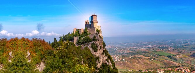 Trip Vorarlberg Urlaubsdestination - San Marino – Hol ihn dir – den heißbegehrten Einreise-Stempel von San Marino. Nimm deinen Reisepass, besuche die örtliche Tourismusbehörde, hier wird die kleine Trophäe in dein Reisedokument gestempelt, es sieht gut aus und ist eine supertolle Urlaubserinnerung. Dieses neue Trendy-Reiselust-Souvenir passt ausgezeichnet zu den anderen außergewöhnlichen Stempeln deiner vergangenen Reisen. San Marino ist ein sehr interessanter Zwergstaat, eine Enklave, vollständig von Italien umgeben, eine der ältesten bestehenden Republiken und eines der reichsten Länder der Welt. Die beliebtesten Orte für Ferien in San Marino, locken mit besten Angebote für Hotels und Ferienunterkünfte mit Werbeaktionen, Rabatten, Sonderangebote für San Marino Urlaub buchen.